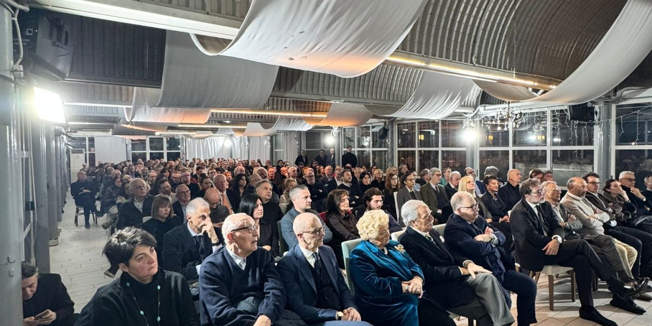 Sala piena alla Meridiana: quasi 300 persone all’incontro con Pagano per il Sì