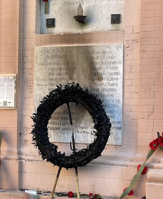 Profanato il monumento ai caduti