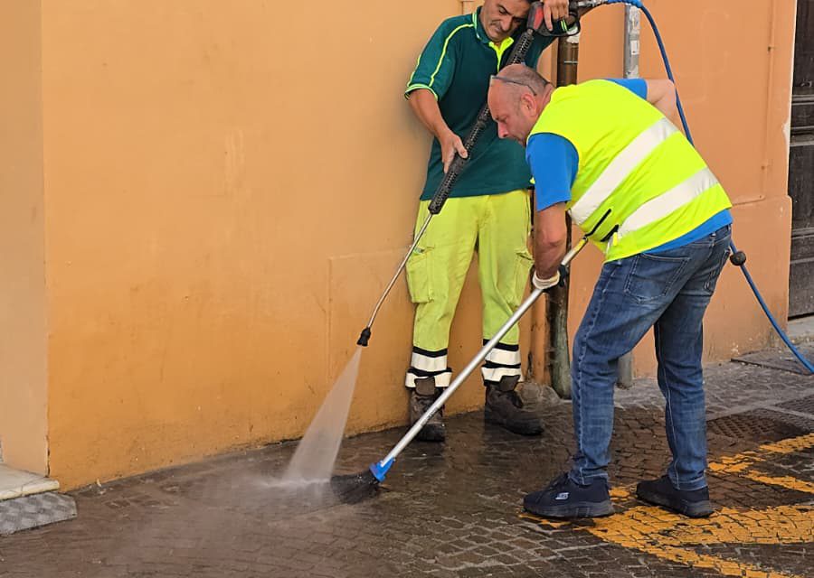 SERVIZIO DI PULIZIA DEL CENTRO: DALLA PROSSIMA SETTIMANA SI PASSA AL GIOVEDÌ