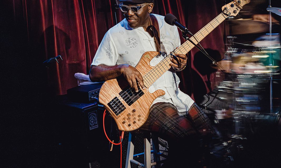 L’eleganza jazz e i ritmi del mondo: Richard Bona in concerto al Teatro Carani