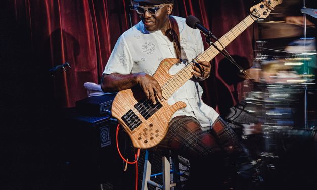L’eleganza jazz e i ritmi del mondo: Richard Bona in concerto al Teatro Carani