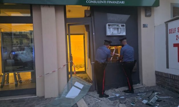 Assalto al bancomat, boato nella notte
