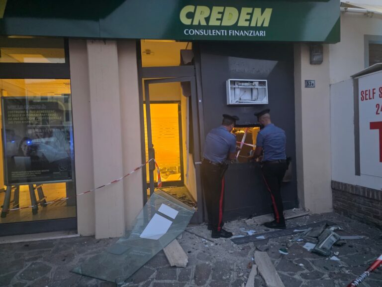Assalto al bancomat, boato nella notte