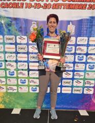 CAORLE SI TINGE DI MODENA: NIVES TABAI È CAMPIONESSA ITALIANA DI SERIE B! NUOVA MODENA DARTS LASCIA IL SEGNO ALLE FINALI NAZIONALI