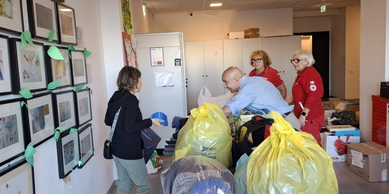 “Apri l’armadio”: raccolta di indumenti maschili per le persone senza dimora con Porta Aperta e Croce Rossa